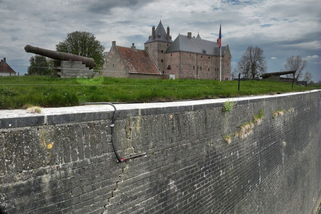 Deel van de vestingwal van Slot Loevestein, voorzien van een van de scheurmeters 