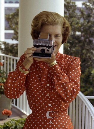 First Lady Betty Ford met een Polaroid SX-70-camera