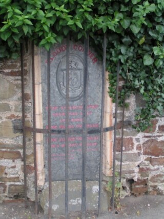 De gedenksteen Bloody Corner in Northam (Devon), opgericht in 1890 met de tekst:
‘Stop Stranger Stop, Near this
spot lies buried, King Hubba
the Dane, who was slayed in a
bloody retreat, by King Alfred
the Great.