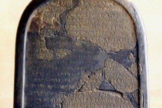 De Mesha-stele in het Louvre