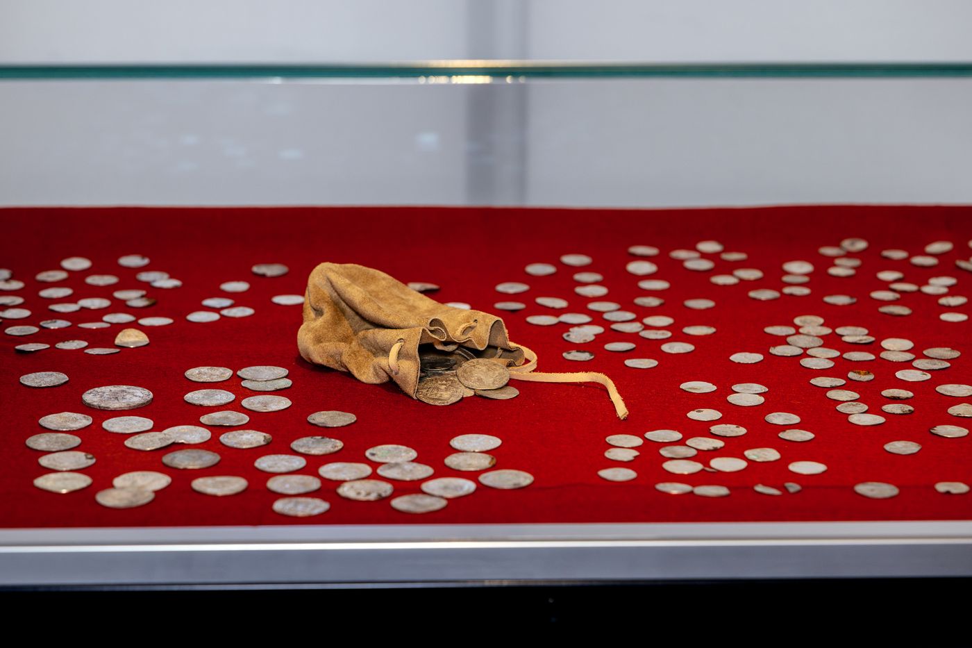 Een deel van de muntschat in Museum De Waag