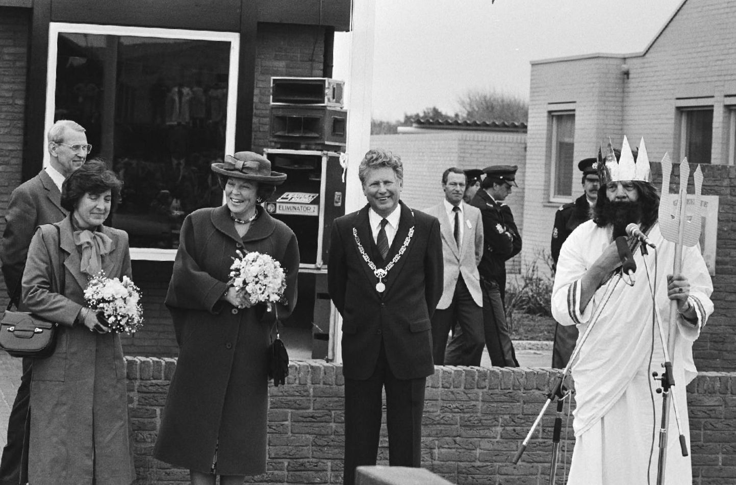 Neptunus verwelkomt Beatrix en opent het badseizoen – Nationaal Archief