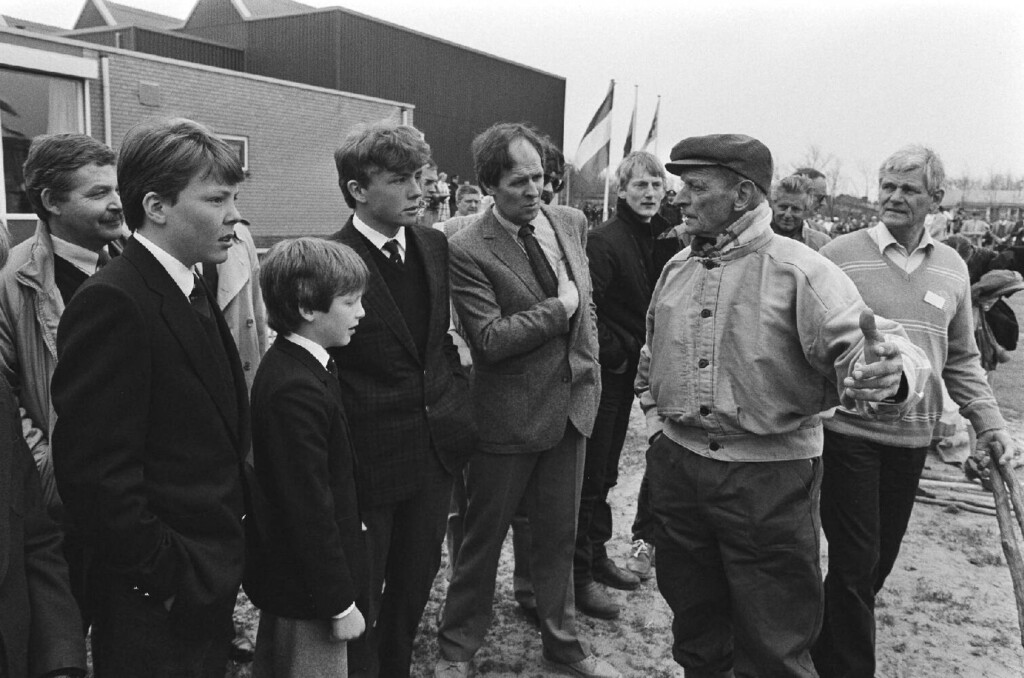 De prinsen krijgen instructie van Teun de Knuppelaar 