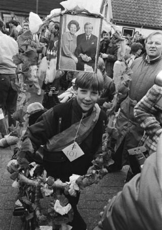 Een Callantsoger met het portret van Beatrix en Claus – Nationaal Archief