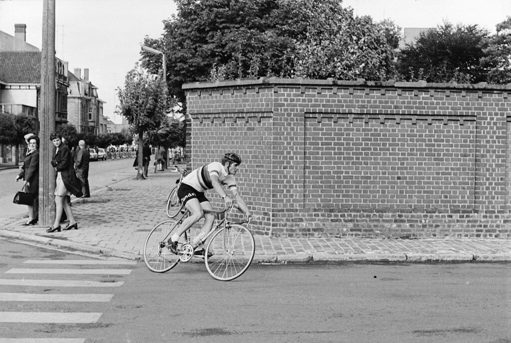 Jean-Pierre Monseré neemt in de regenboogkleuren deel aan een criterium in Roeselare, 1970