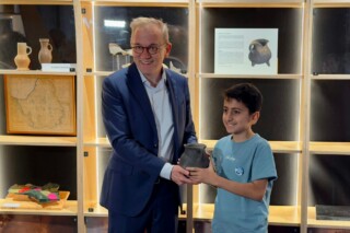 Minister Eppo Bruins tijdens de lancering van de Jonge Archeologen Club in Ermelo