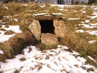 Prehistorische grafheuvel van Langhill bij het Chippenham die ook bekendstaat als Hubba’s Low met de ingang van de zuidelijke gra°amer