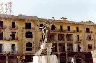 Standbeeld op het Martelarenplein in Beiroet, zwaar beschadigd tijdens de Libanese Burgeroorlogen, 1982