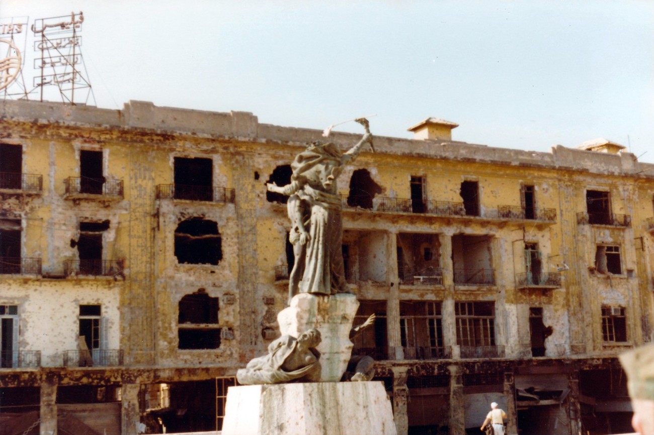 Standbeeld op het Martelarenplein in Beiroet, zwaar beschadigd tijdens de Libanese Burgeroorlogen, 1982