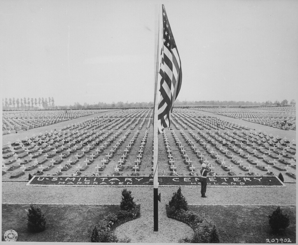 Margraten. De begraafplaats in 1945