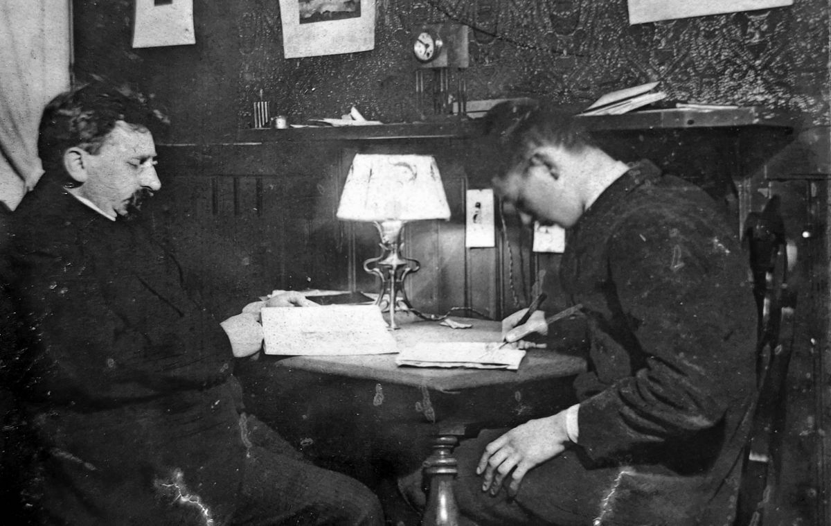Otto Barendsen begeleidt Jaap Kann bij zijn huiswerk