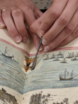 Restauratie van een van de kaarten in de Blaeu-atlas