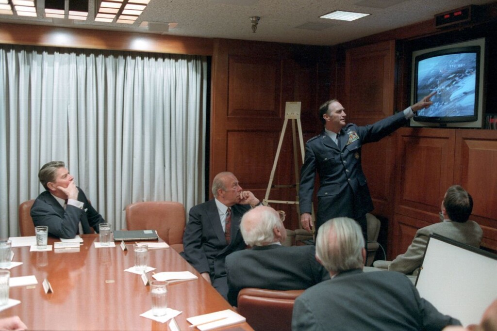 President Ronald Reagan wordt in 1986 in de Situation Room ingelicht over gebeurtenissen in Libië.