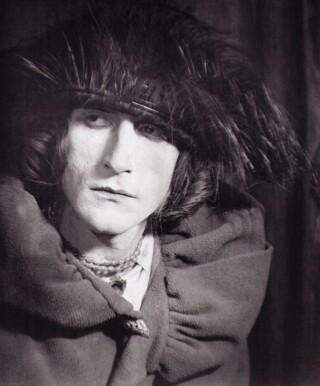 Marcel Duchamp als Rrose Sélavy 
