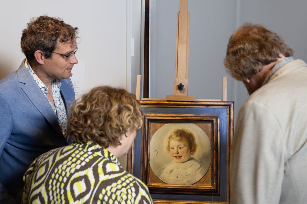 Cultuurwethouder Ilse Duursma (midden) bekijkt een van de schilderijen van Han van Meegeren