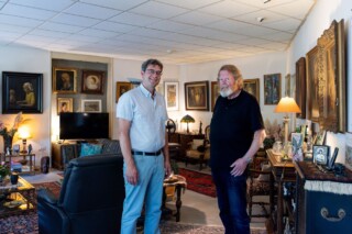 Museumdirecteur Ewout van der Horst (links) thuis bij Van Meegeren-verzamelaar Theo Bakker