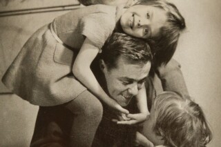 Vrolijke foto van de Finse dirigent Jorma Panula met zijn kinderen Terhi, Petri en Anu.