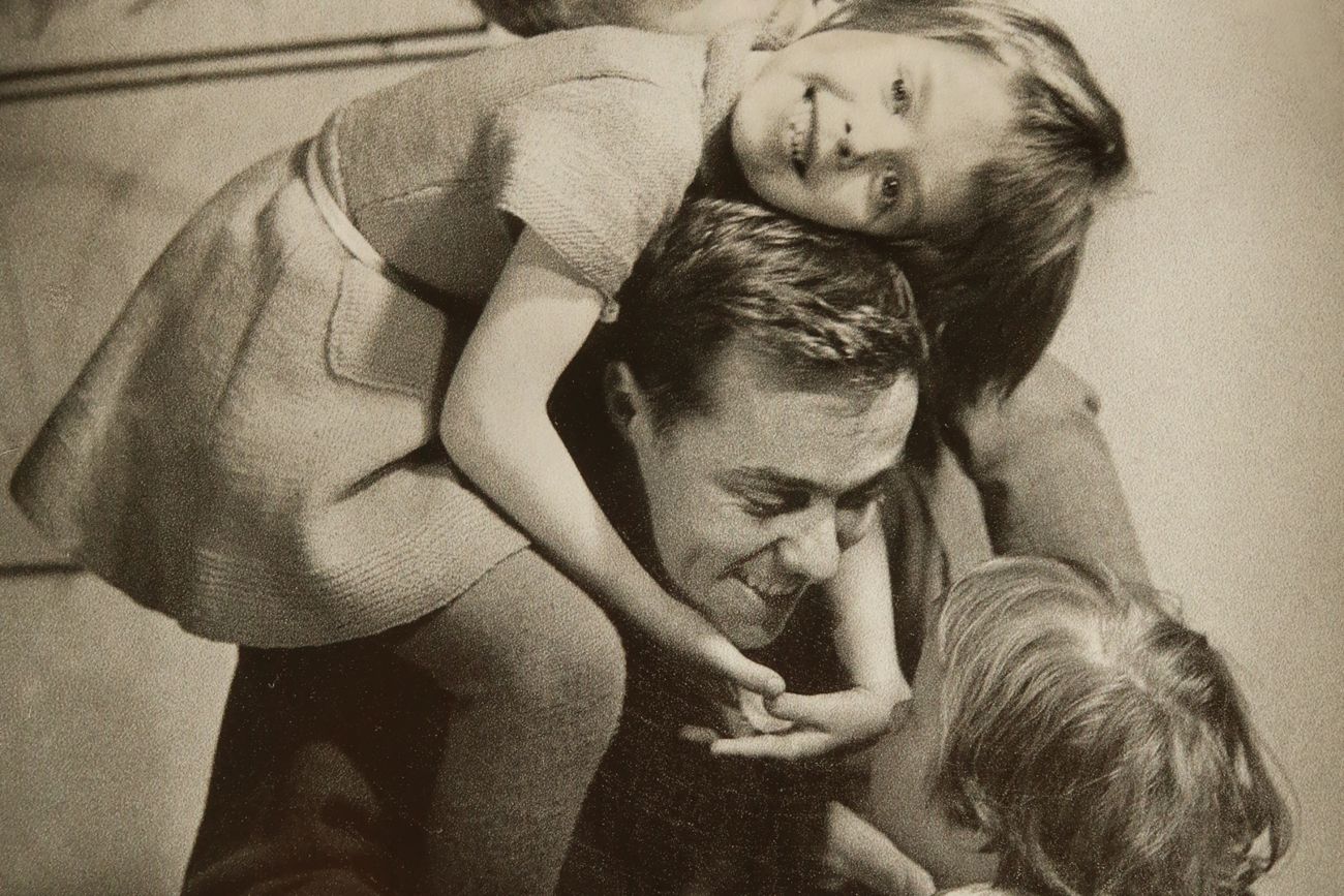 Vrolijke foto van de Finse dirigent Jorma Panula met zijn kinderen Terhi, Petri en Anu.