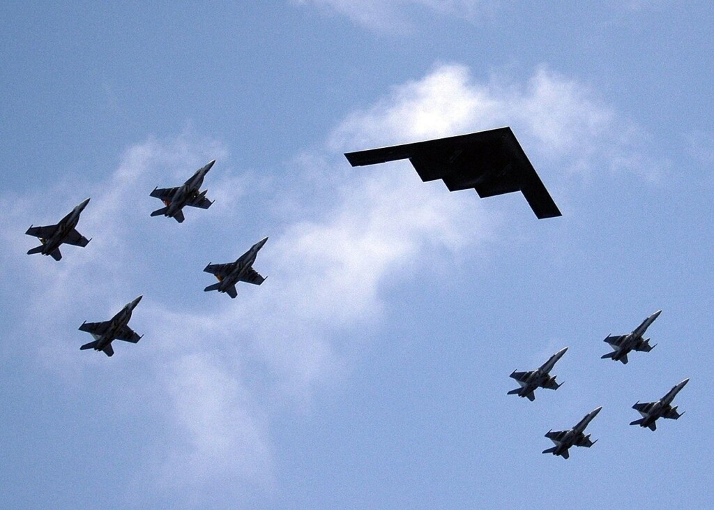 Een B-2 in formatievlucht