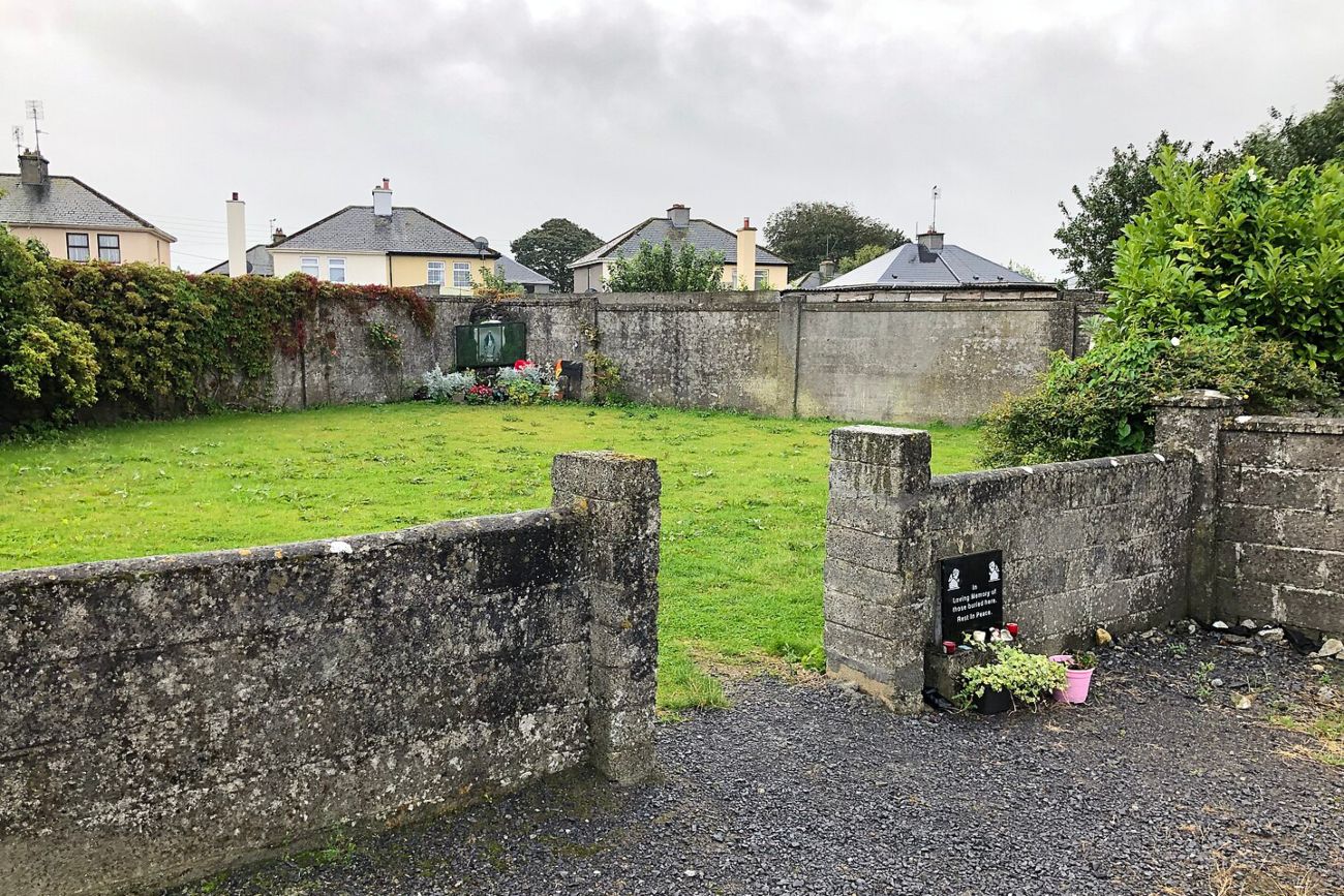 Het vermoedelijke massagraf bij het Bon Secours Mother and Baby Home in Tuam