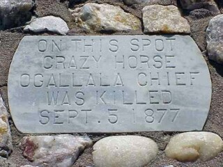 Plaquette die de plek markeert waar Crazy Horse werd gedood, in Fort Robinson, Nebraska.