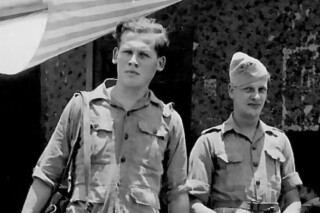 Jan Steenbeek (links) tijdens een patrouille in 1949.