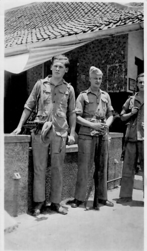 Jan Steenbeek (links) tijdens een patrouille in 1949.