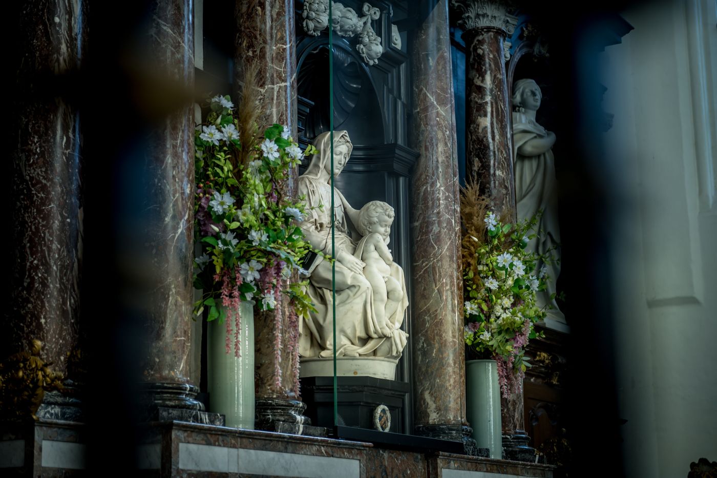 Michelangelo's Madonna met kind bij de OLV-kerk