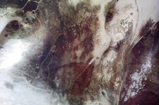 Prehistorische handafdrukken in een van de Leang-Leang-grotten