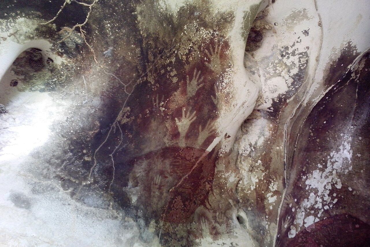 Prehistorische handafdrukken in een van de Leang-Leang-grotten