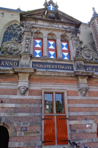 Voor dit pand op de Grote Markt in Zwolle werd Albert Wetterman ter dood gebracht