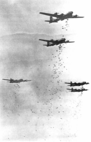 B-29 bommenwerpers werpen brandbommen af boven Yokohama tijdens een Amerikaans luchtbombardement op 29 mei 1945.