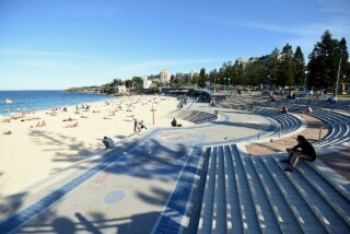 Coogee Beach in Sydney, geliefd bij badgasten.