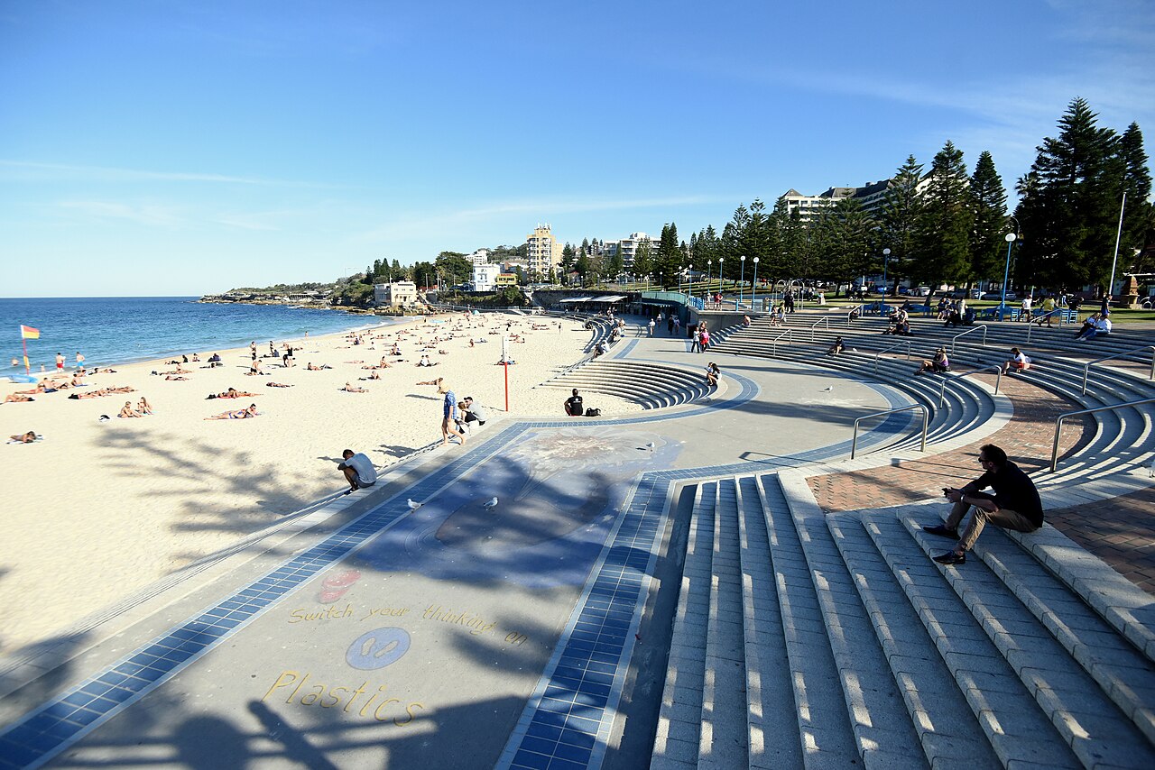 Coogee Beach in Sydney, geliefd bij badgasten.