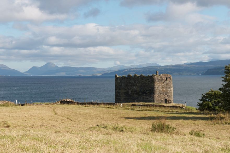 De Sound of Mull met Mingary Castle