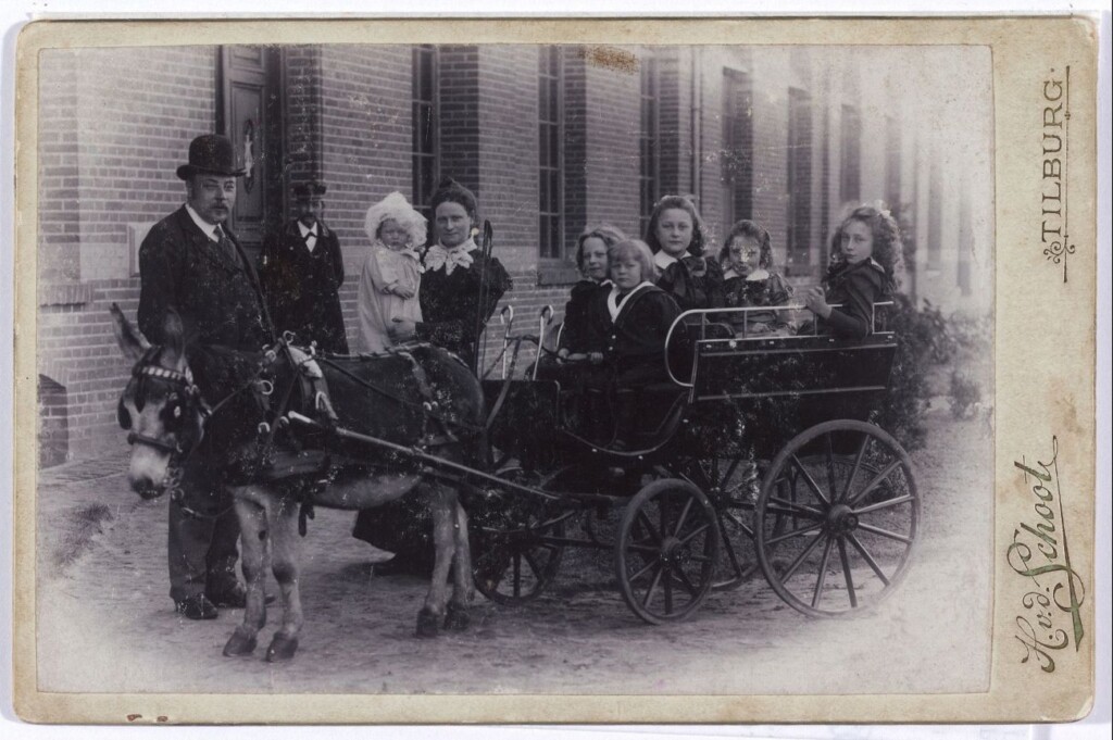 Portret van de familie Kessels. Marietje zit rechts op de koets