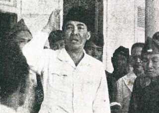 Soekarno spreekt met Indonesische soldaten voorafgaand aan de Slag om Surabaya.