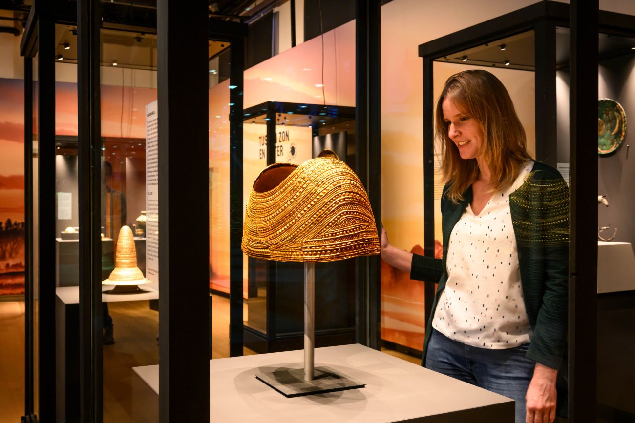 Bezoeker in de tentoonstelling 'Bronstijd. Vuur van verandering' in het Rijksmuseum van Oudheden in Leiden, een van de genomineerden