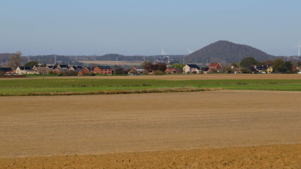 Zicht op Waudrez, met op de achtergrond een karakteristieke terril