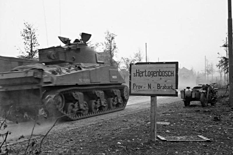 Een Shermantank rijdt Den Bosch binnen op 26 oktober 1944