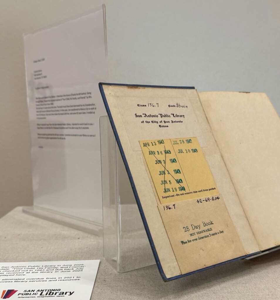 Het boek en de brief tentoongesteld in de hal van de bibliotheek