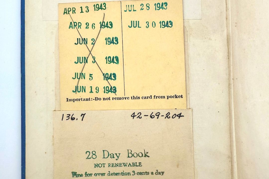 Leenkaart van het boek 'Your Child, His Family, and Friends' met stempels uit 1943.