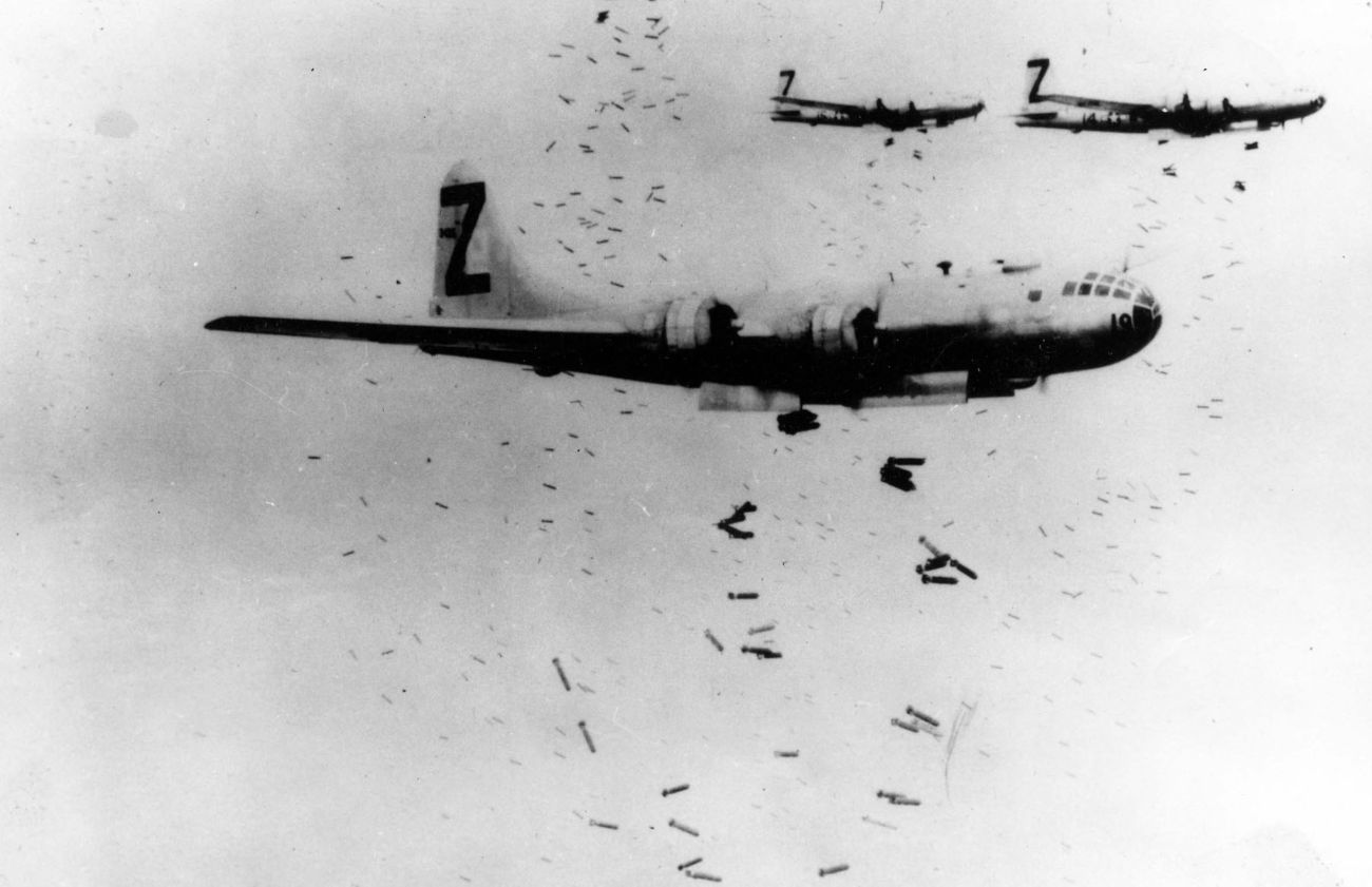 Vijf Amerikaanse B-29-bommenwerpers van de 500ste Bomb Group werpen brandbommen af boven Yokohama, 29 mei 1945. Bij de aanval werd ruim een derde van de stad verwoest.