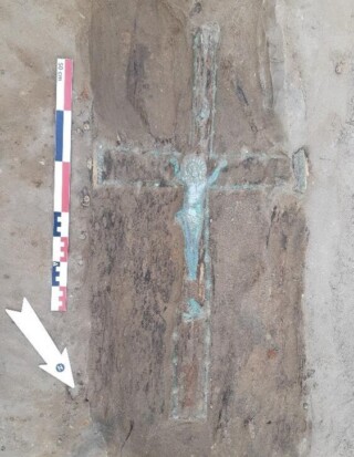 Gevonden Christusbeeld dat mogelijk ter versiering op een kist werd aangebracht
