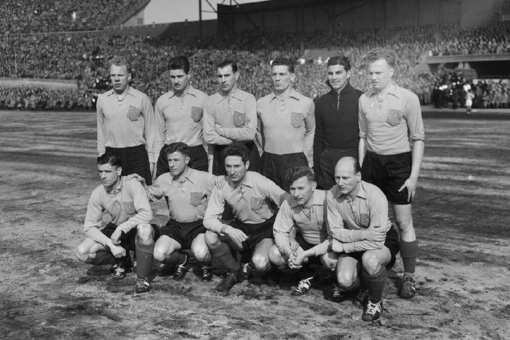 Elftalfoto voorafgaand aan de wedstrijd tegen Denemarken, 1955.