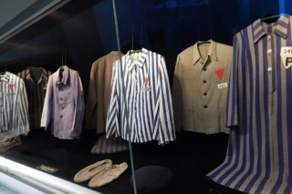 Vitrine met kleding van gevangenen van Buchenwald
