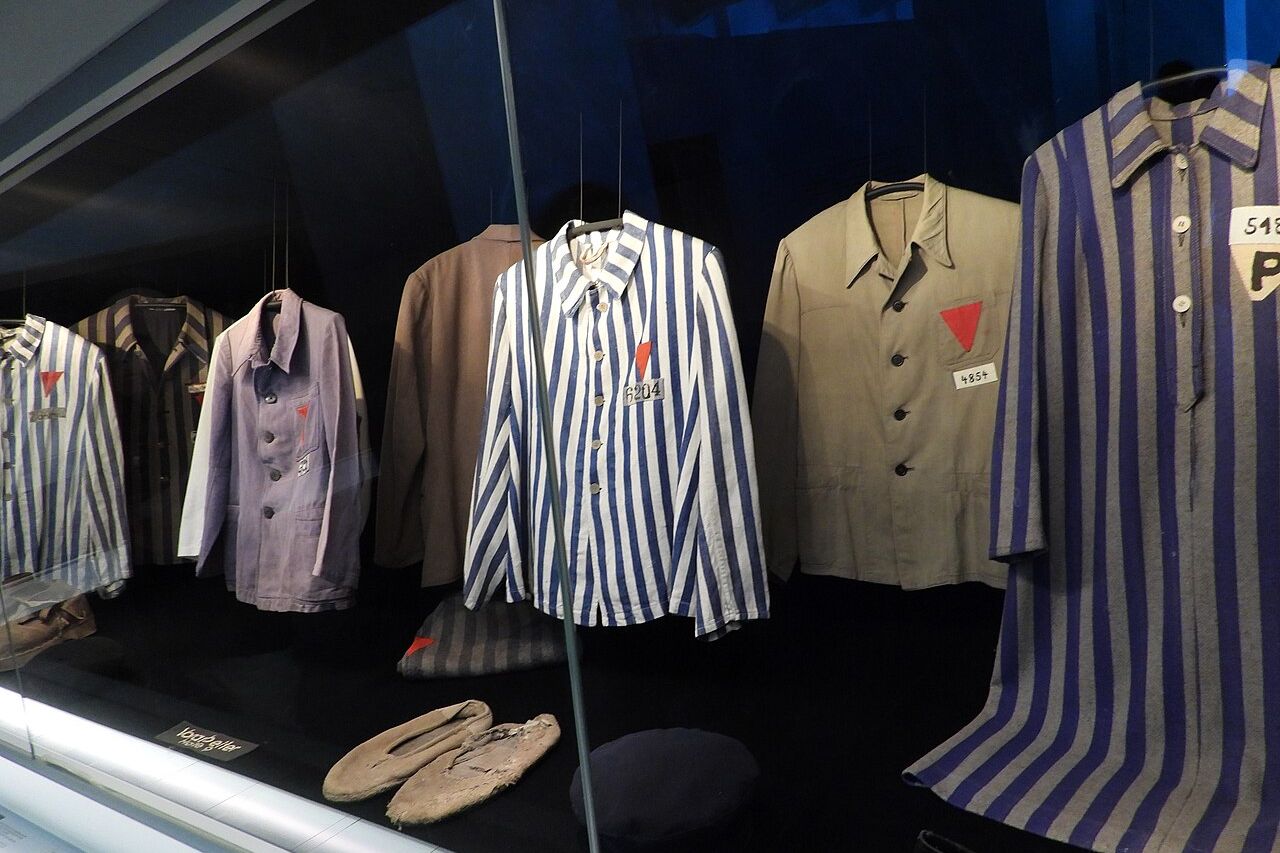 Vitrine met kleding van gevangenen van Buchenwald