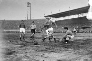 Moment uit de wedstrijd tussen Nederland en Denemarken in het Olympisch Stadion. Voor het Deense doel. In het midden: Abe Lenstra
