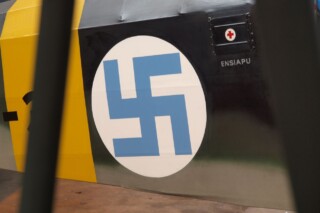Swastika op een oud Fins gevechtsvliegtuig
