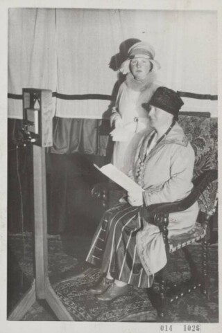 In 1927 sprak Wilhelmina voor het eerst voor de radio